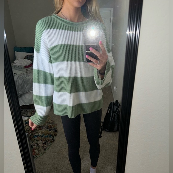 ✨OVERSIZED STRIPED SWEATER✨ - Picture 3 of 3